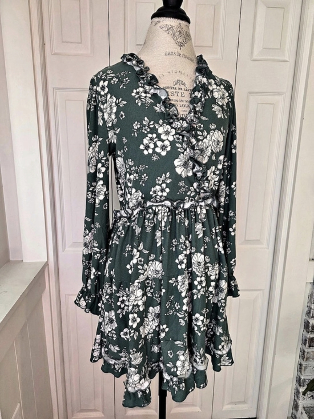 Birch & Stone Green Floral Ruffle V-Neck Long Sleeve Mini Dress Green Large